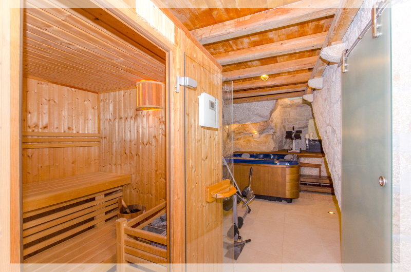 Rustic sauna, jacuzzi & gym